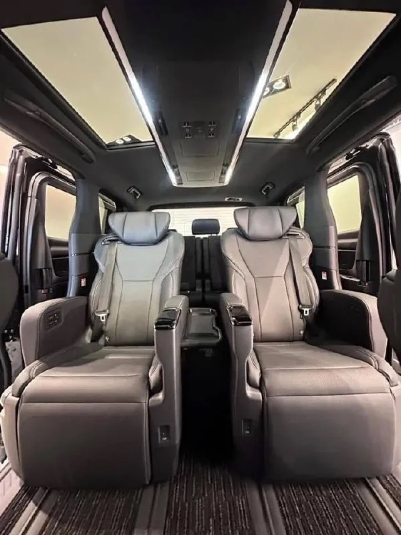 Toyota Alphard executive lounge seats